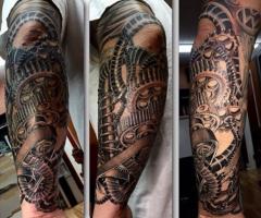 Татуировки в стиле биомеханика Тату на руке механизм