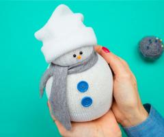 Как сделать снеговика из пластиковых стаканчиков своими руками: пошаговые инструкции Поделка большой снеговик своими руками